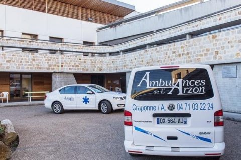 Transport en ambulance pour personnes à mobilité réduite et personnes âgées vers un centre de vaccination à Craponne-sur-Arzon 